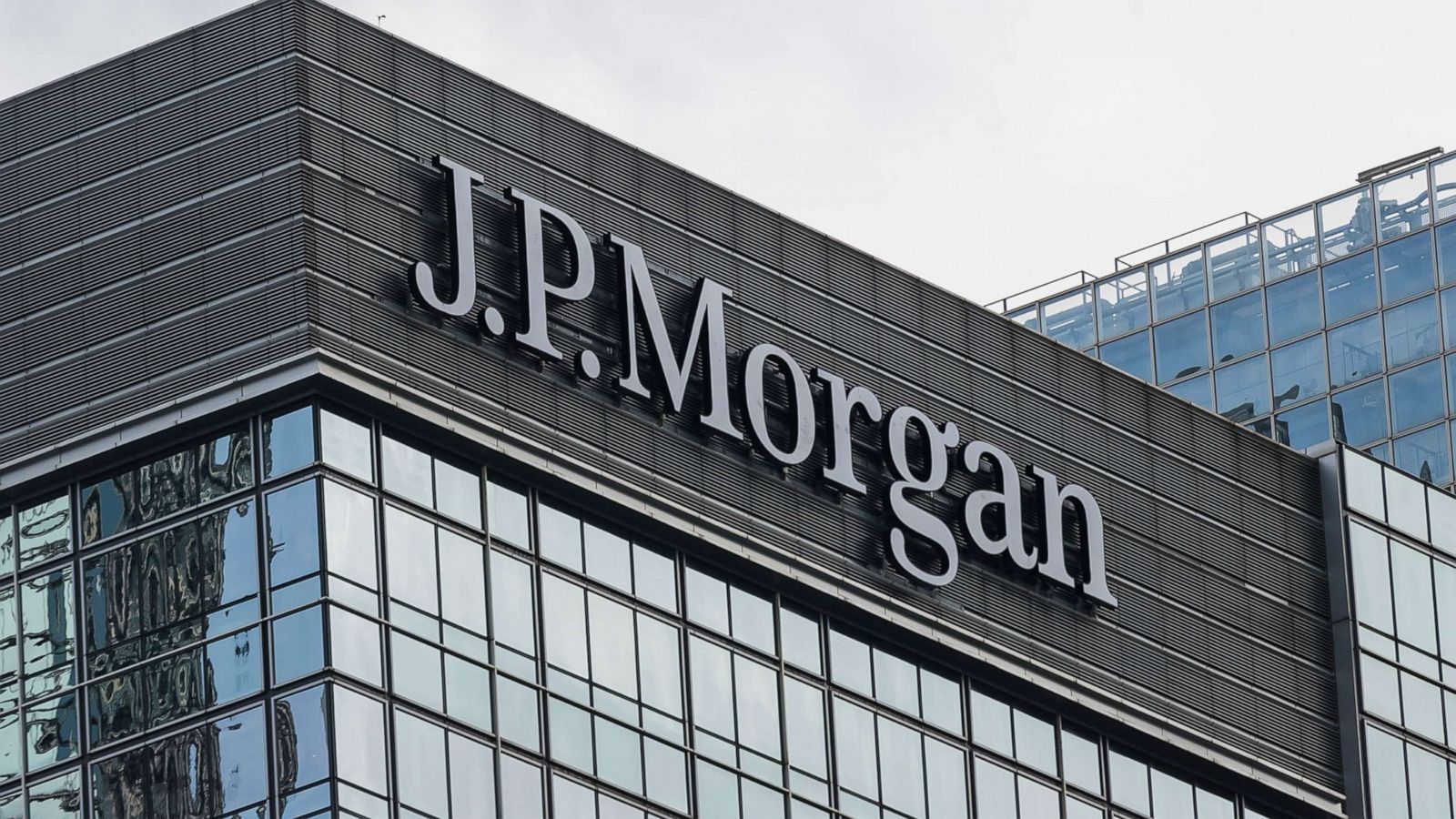JPMorgan: Minat Bitcoin Sebagai Safe Haven Menurun, Emas Tetap Unggul