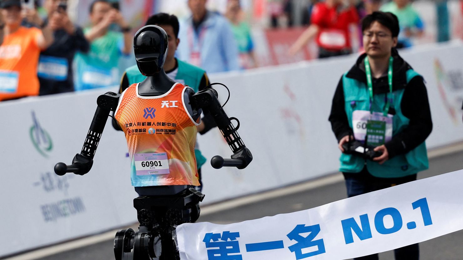 Robot Humanoid Ikuti Half Marathon di Beijing, China