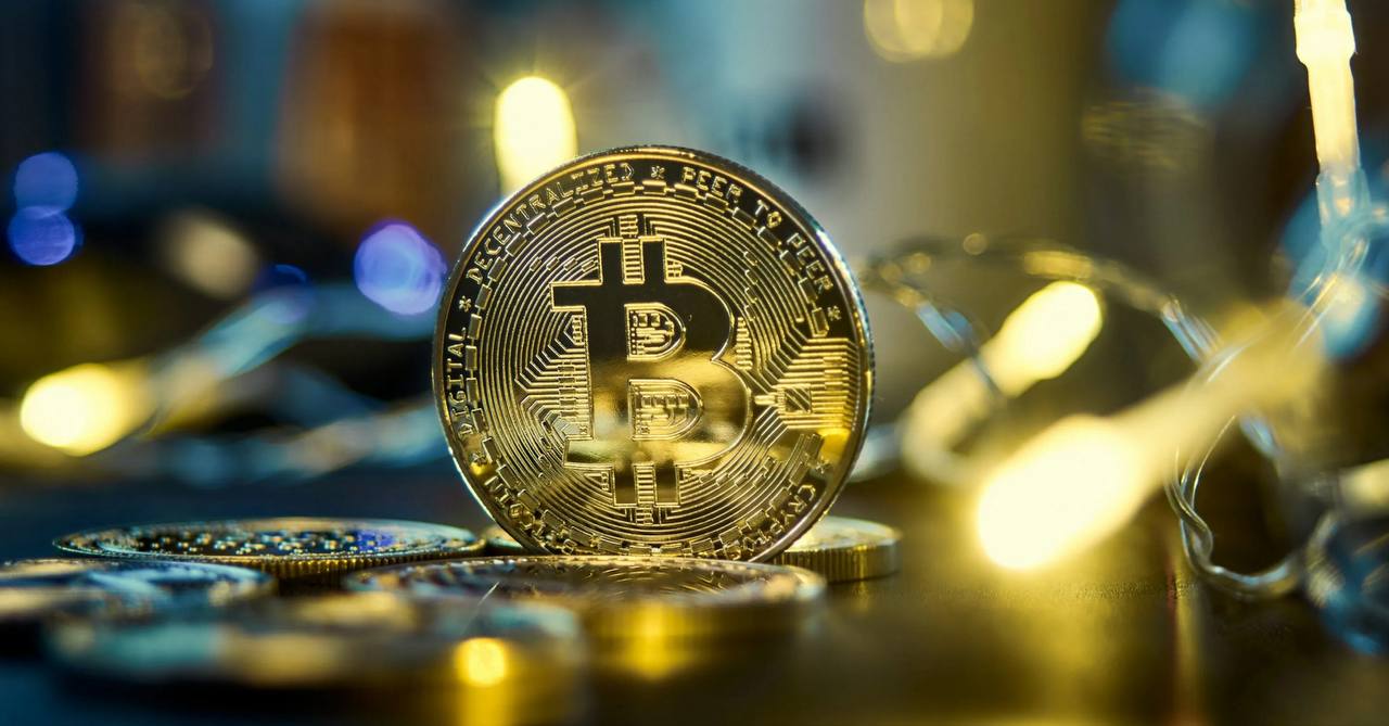 Bitcoin Tembus US$98.700: Dampak Keputusan The Fed Tahan Suku Bunga